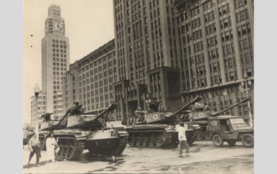 Canhões na Central do Brasil, abril de 1964. Crédito: Acervo Firjan