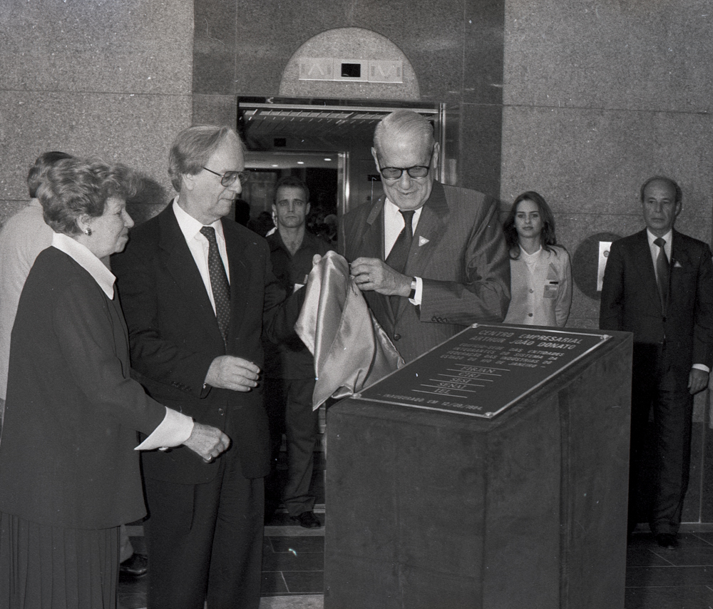 Itamar Franco e Arthur João Donato descerram a placa de inauguração da nova sede em 12/09/1994. Créditos: Fátima Batista/ Acervo Firjan