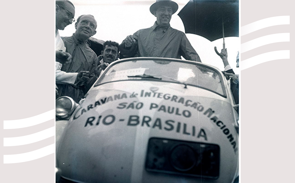Juscelino Kubitschek em um carro Romi Isetta, o primeiro fabricado no Brasil (1960). Crédito: Agência O Globo