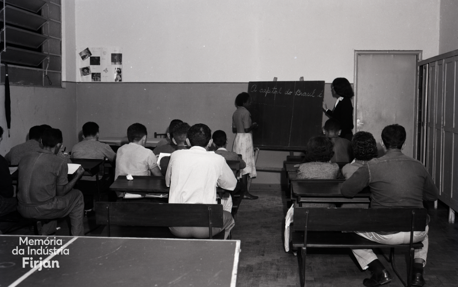 Sala de aula, com professora e alunos do curso de alfabetização, em 1958.