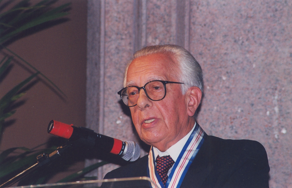 Mauro Ribeiro Viegas recebe Medalha do Mérito Industrial em 2002. Crédito: Acervo Firjan