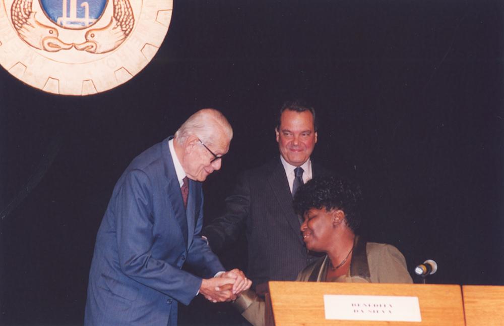 Arthur João Donato, Eduardo Eugenio Gouvêa Vieira e Benedita da Silva na cerimônia de entrega da Medalha do Mérito Industrial em 2002. Créditos: Geraldo Viola/ Acervo Firjan