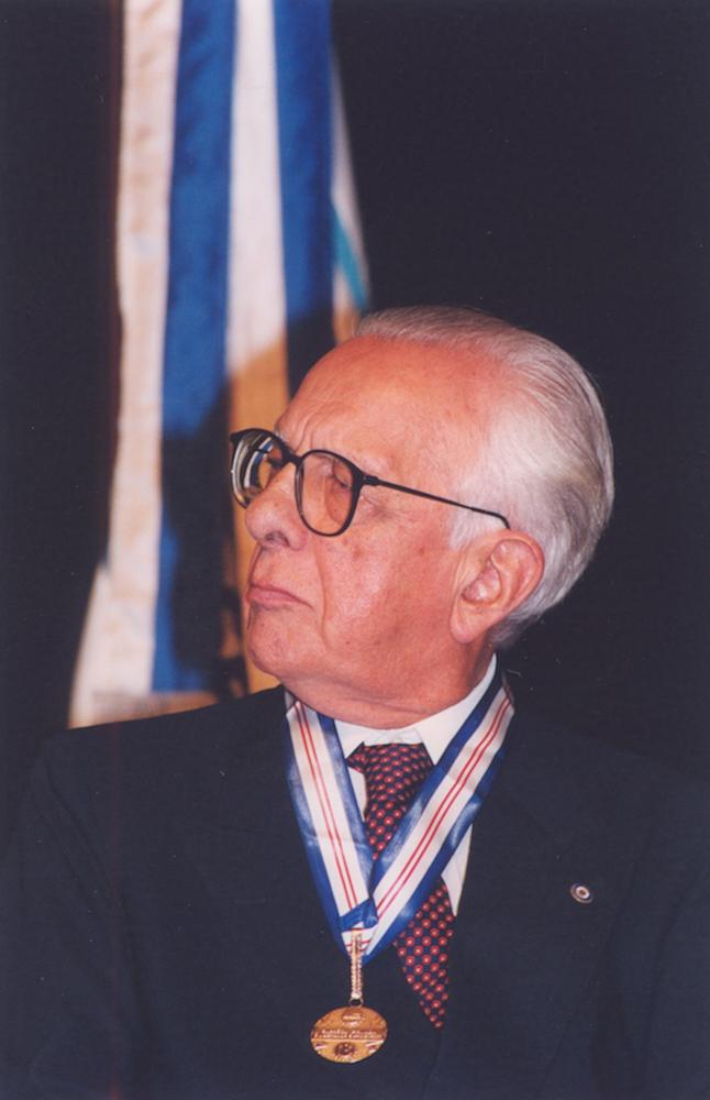 Mauro Ribeiro Viegas recebe Medalha do Mérito Industrial em 2002. Crédito: Acervo Firjan