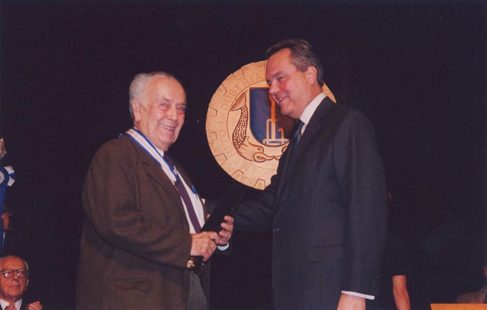 Eliezer Batista recebe a Medalha ao Mérito Indústrial do Rio de Janeiro em 2002. Créditos: Geraldo Viola/ Acervo Firjan