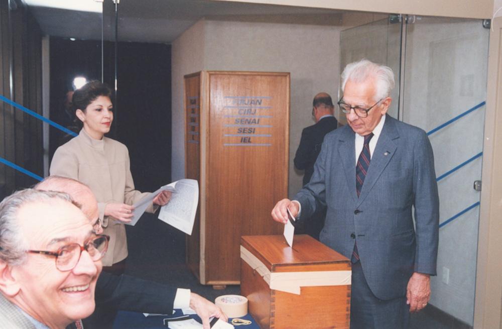 Mauro Ribeiro Viegas nas eleições Firjan Cirj em 1998. Crédito: Acervo Firjan