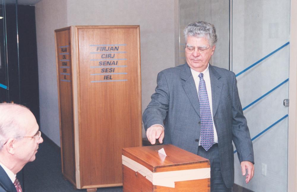 Rubens Muniz nas eleições da Firjan em 1998. Crédito: Geraldo Viola/ Acervo Firjan
