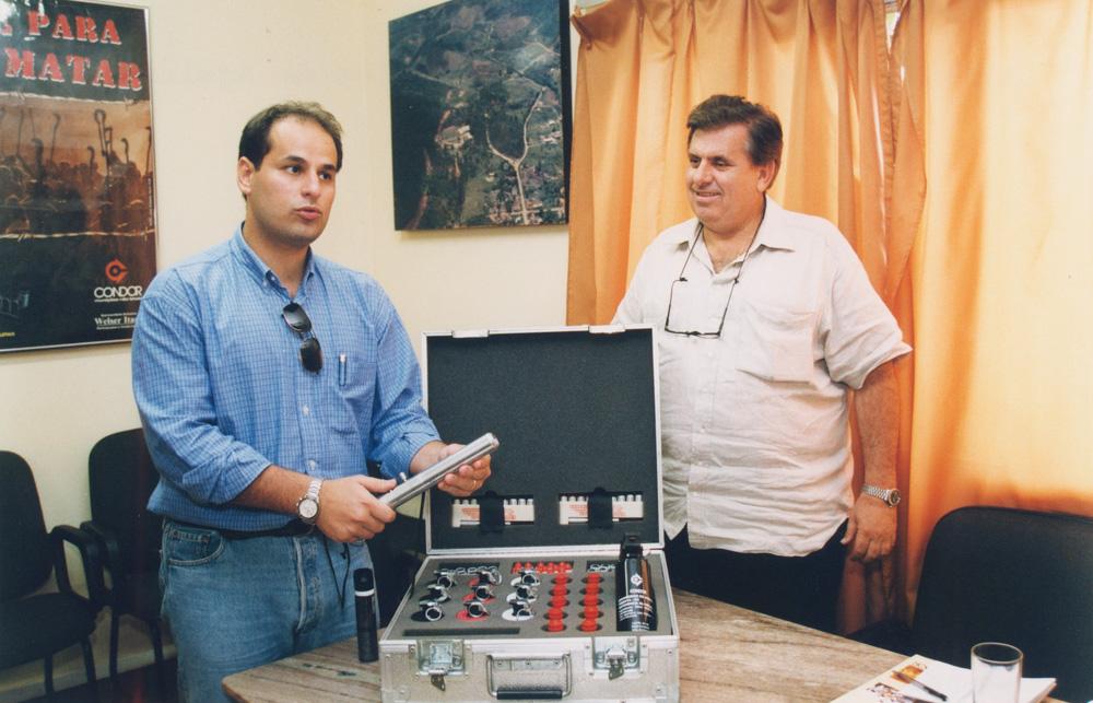 Carlos Erane de Aguiar e Carlos Frederico Queiroz de Aguiar na Condor S/A Indústria Química em 02 de setembro de 2000. Crédito: Geraldo Viola/  Acervo Firjan