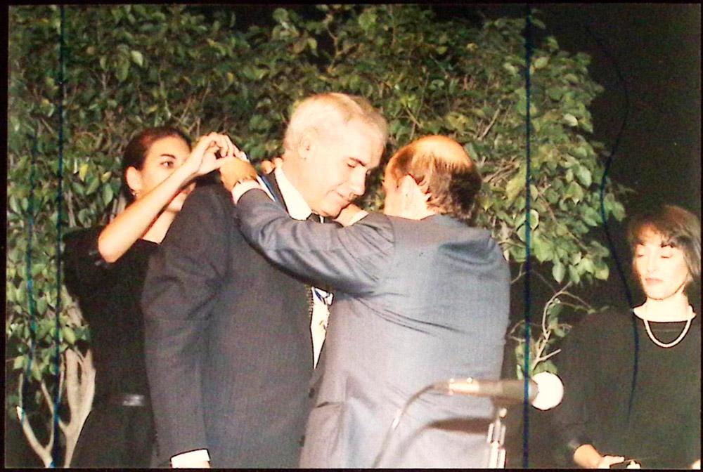 Jorge Castanheira da Silva recebe a Medalha do Mérito Industrial em 1997. Créditos: Guarim de Lorena/ Acervo Firjan