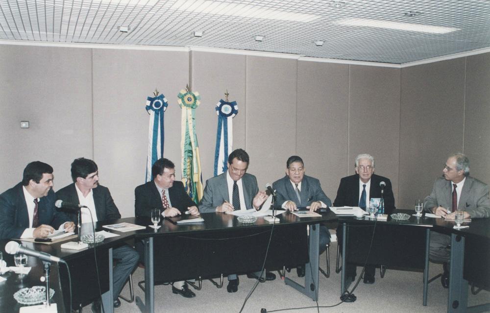 Assinatura da ata de criação do Instituto de Panificação e Confeitaria em 2001. Créditos: Geraldo Viola/ Acervo Firjan