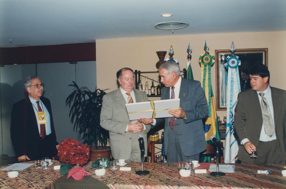 Jorge Castanheira da Silva durante almoço em homenagem ao presidente na Ilha da Madeira em 1997. Crédito: Acervo Firjan