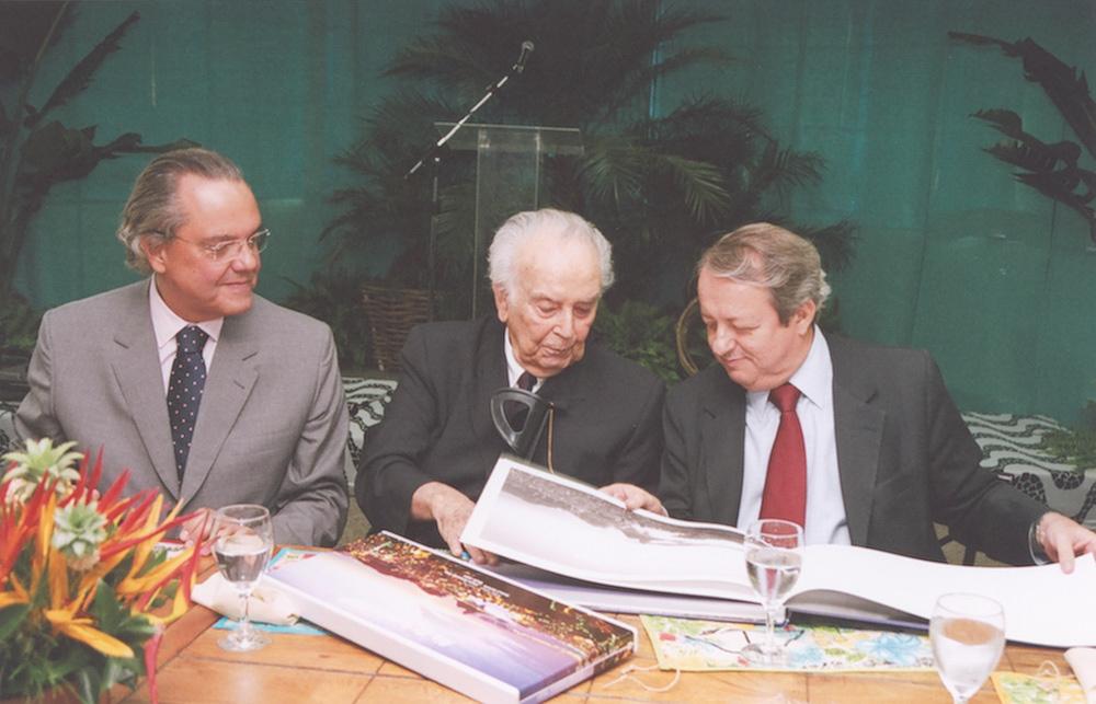 Eduardo Eugenio Gouvêa Vieira, Eliezer Batista e Mauro Viegas Filho no lançamento do livro Rio 360° em 14/12/2006. Créditos: Geraldo Viola/ Acervo Firjan