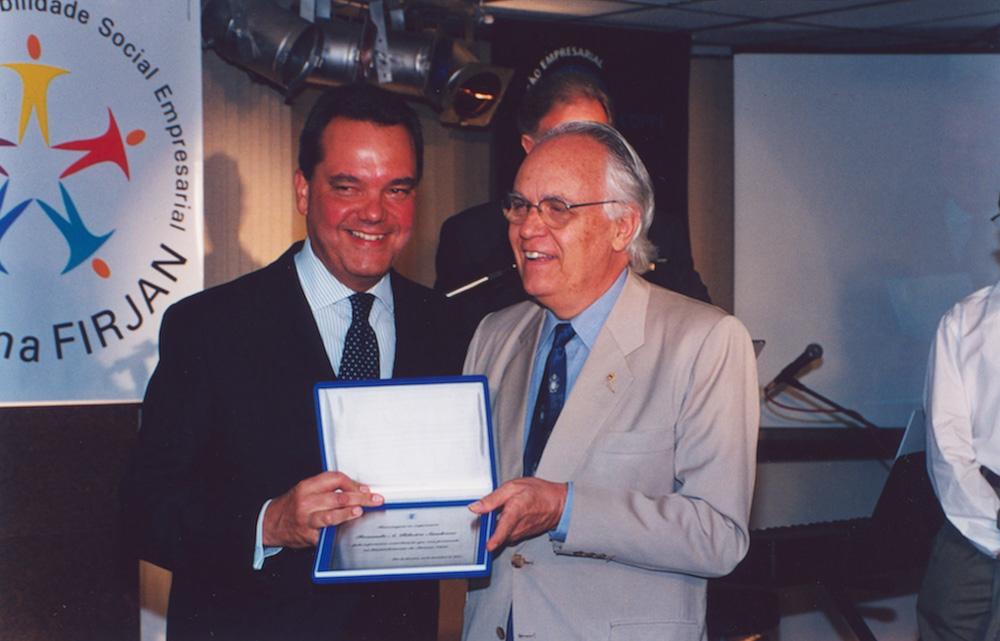 Fernando Sandroni é homenageado por sua atuação como Presidente do Conselho Empresarial de Tecnologia em 2000. Crédito: Acervo Firjan