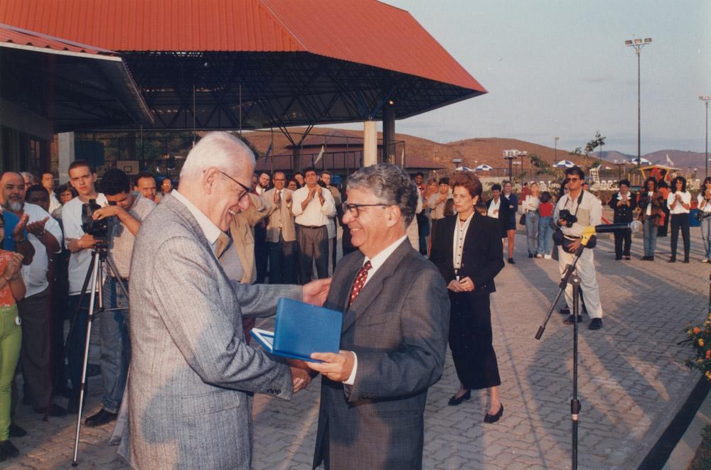 Rubens Muniz na inauguração do CAT em Barra do Piraí em 1997. Crédito: Acervo Firjan