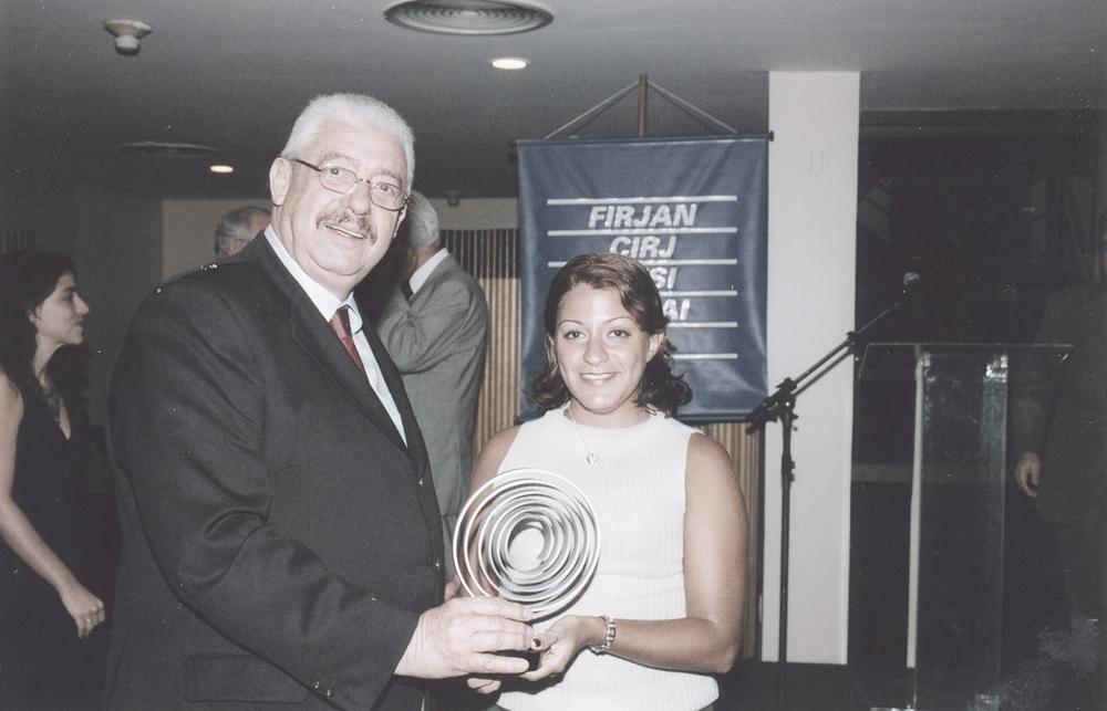Isaac Plachta entrega o Prêmio Ação Ambiental em 2006. Créditos: Geraldo Viola/ Acervo Firjan