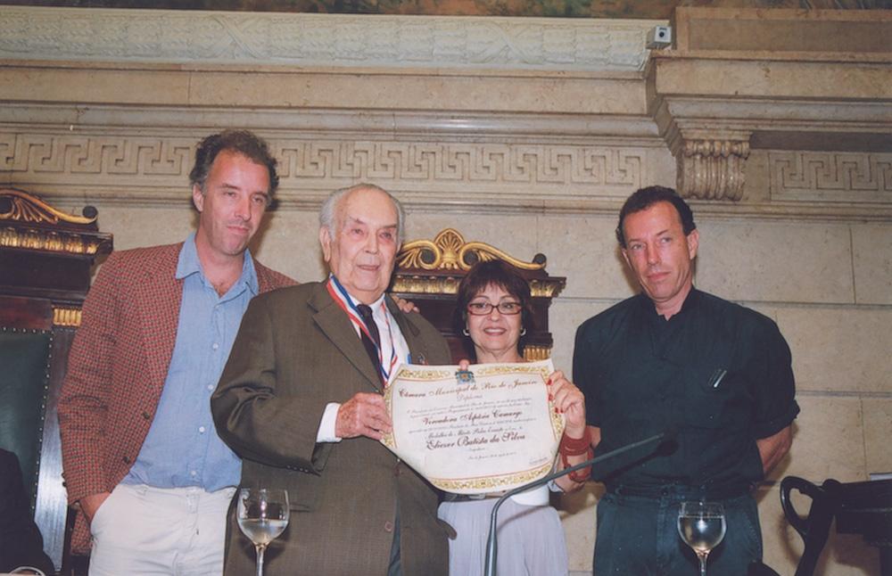 Eliezer Batista recebe a Medalha Pedro Ernesto na Alerj em 2007. Crédito: Acervo Firjan 