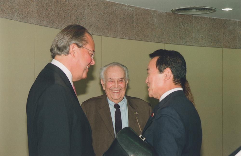Eliezer Batista em almoço com Taro Aso, presidente da Liga Parlamentar Brasil-Japão, em 2008. Créditos: Geraldo Viola/ Acervo Firjan