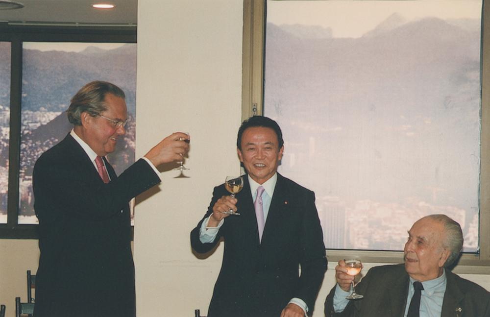 Eliezer Batista em almoço com Taro Aso, presidente da Liga Parlamentar Brasil-Japão, em 2008. Créditos: Geraldo Viola/ Acervo Firjan