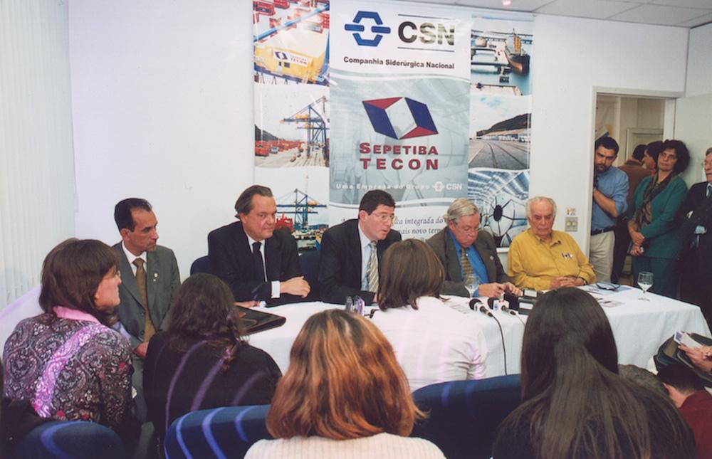 Empresarios e autoridades discutem sobre o Arco Metropolitano (inicialmente chamado de Arco Rodoviário) durante visita ao Porto de Sepetiba em 2004 . Créditos: Geraldo Viola/ Acervo Firjan