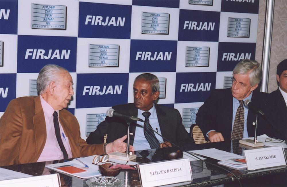 Eliezer Batista em reunião com vice-primeiro ministro de Cingapura em 2005. Créditos: Geraldo Viola/ Acervo Firjan