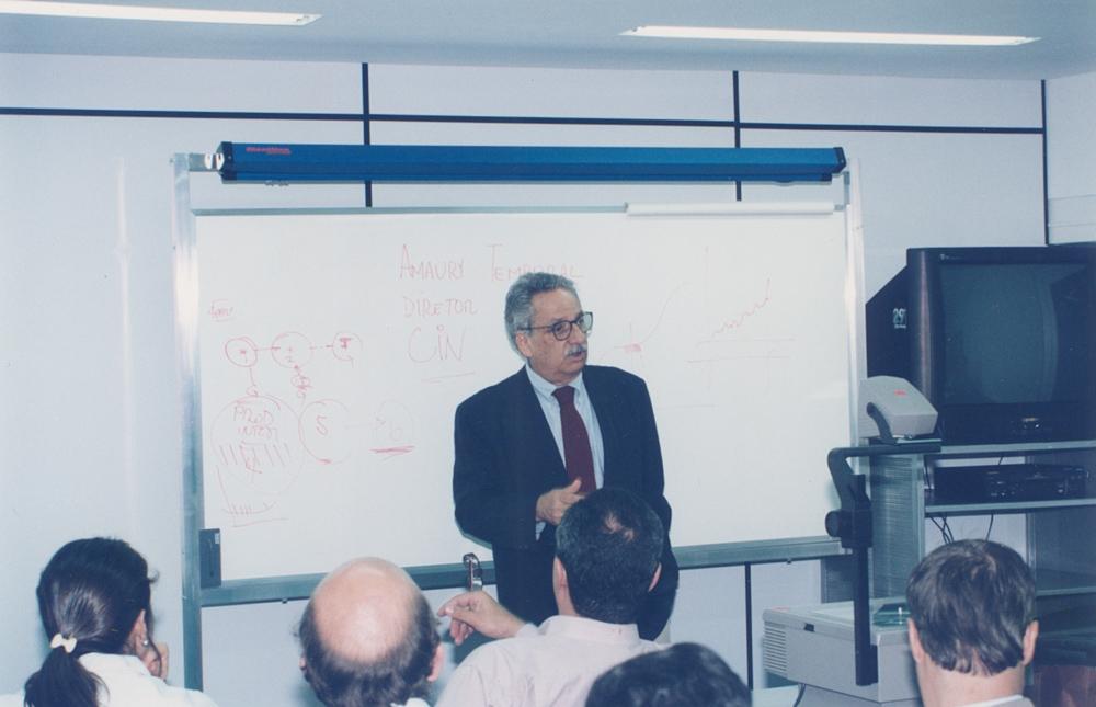 Amaury Temporal ministra aula do Curso de Comércio Exterior no SEBRAE em 1998.  Créditos: Geraldo Viola/ Acervo Firjan