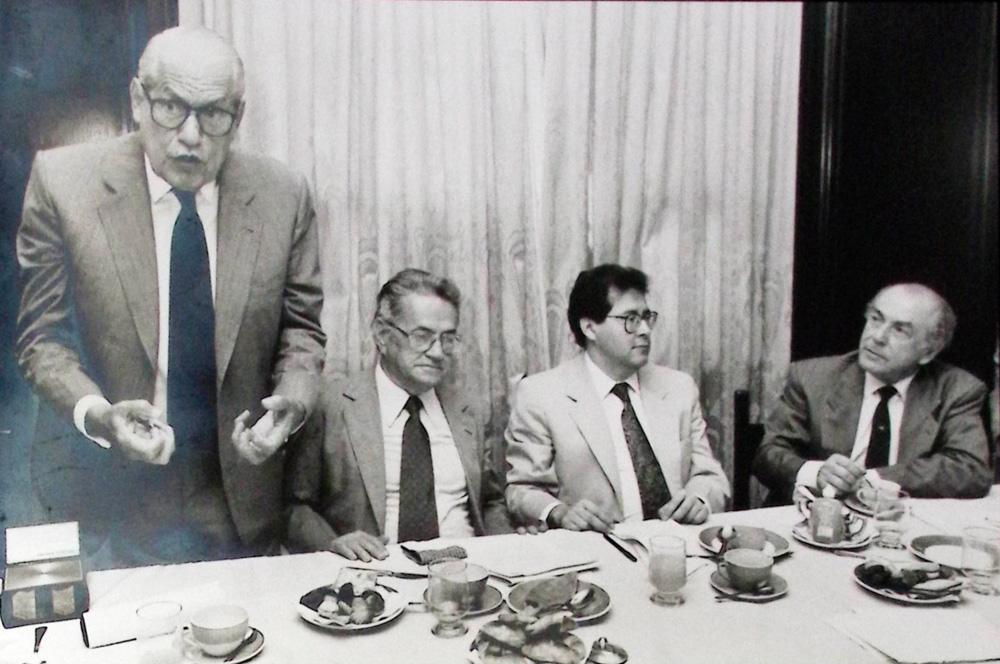 Arthur João Donato discursa assistido por Leonel Brizola. Crédito: Acervo Firjan