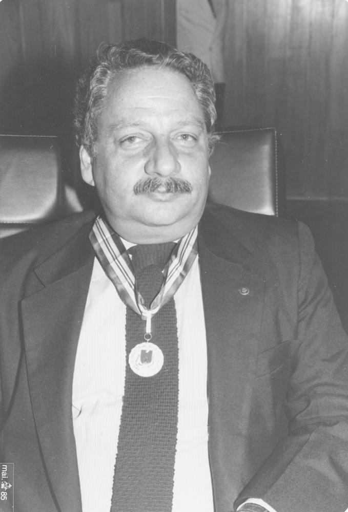 Amaury Temporal recebendo a Medalha do Mérito Industrial em 1985. Crédito: Acervo Firjan