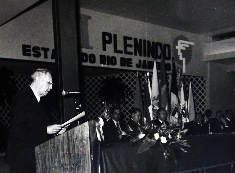 Mário Leão Ludolf discurssa em sessão da 1º Pleninco do Estado do Rio de Janeiro em 1975. Créditos: Acervo Firjan