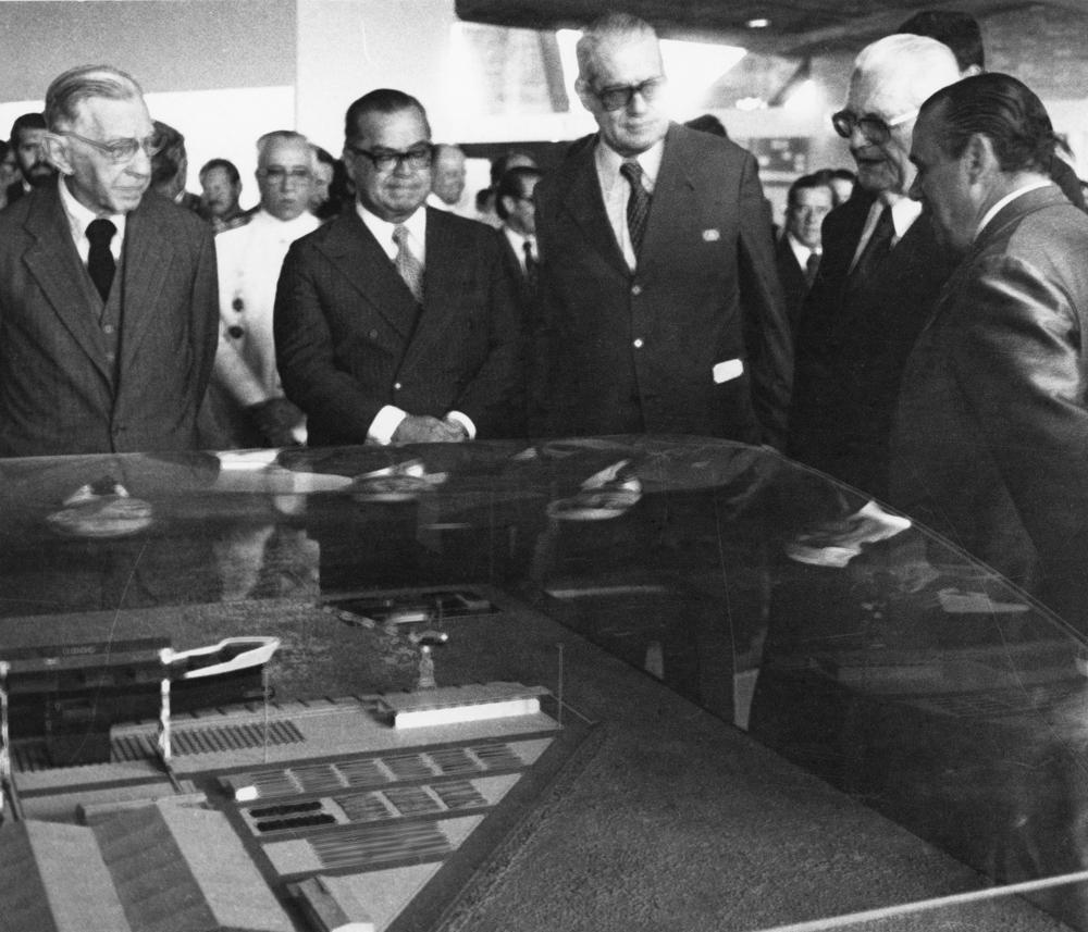 Mário Leão Ludolf, Governador Faria Lima, Arthur João Donato e Presidente Ernesto Geisel visitam exposição. Créditos: Acervo Firjan 