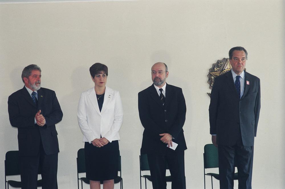 Eduardo Eugenio Gouvêa Vieira e autoridades no lançamento do Programa Nacional de Segurança Pública em setembro de 2003. Créditos: Miguel Angelo/ Acervo Firjan