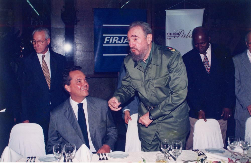 Eduardo Eugenio Gouvêa Vieira almoça com Fidel Castro durante encontro com empresários em 1999. Crédito: Acervo Firjan