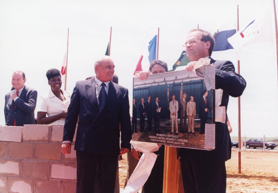 Autoridades no lançamento da pedra fundamental da fábrica Peugeot Citroen em 29/01/1999.