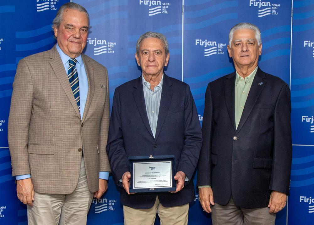 Gil Grosman recebe homenagem de Eduardo Eugenio e Luiz Césio Caetano no dia 10/07/2023. Créditos: Paula Johas/ Acervo Firjan