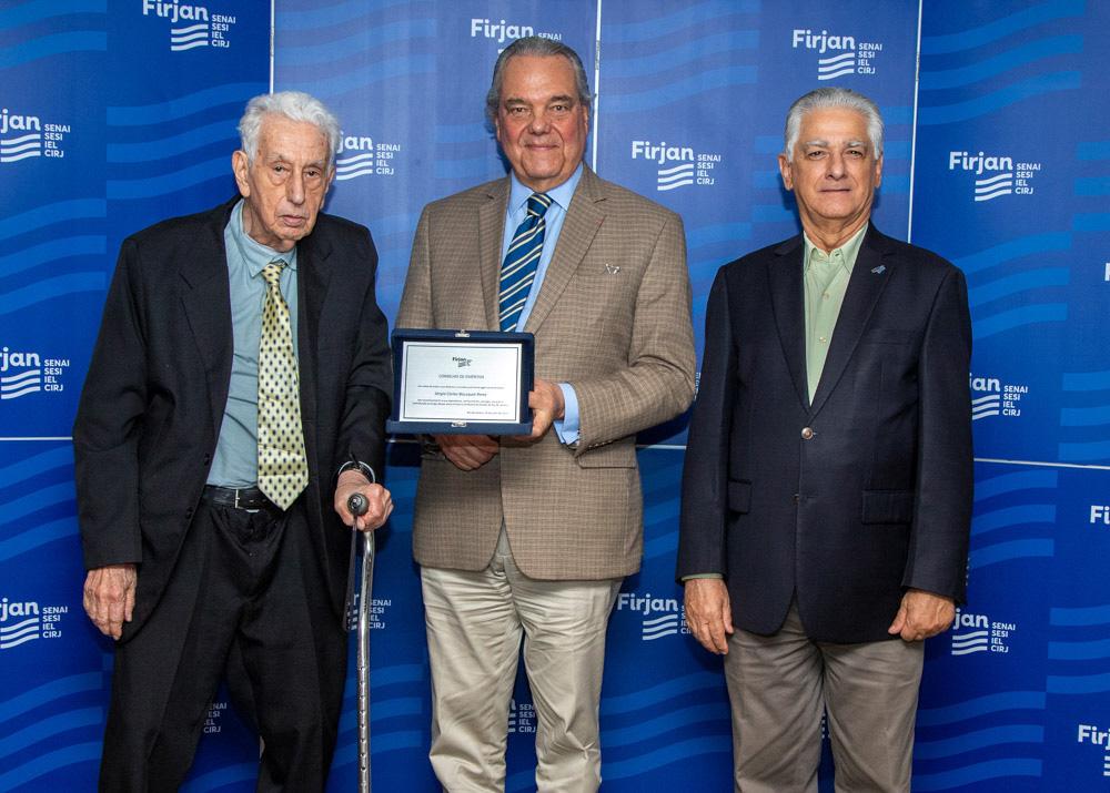 Sérgio Carlos Bousquet Perez recebendo homenagem de Eduardo Eugenio e Luiz Césio  Caetano. Créditos: Paula Johas/ Acervo Firjan