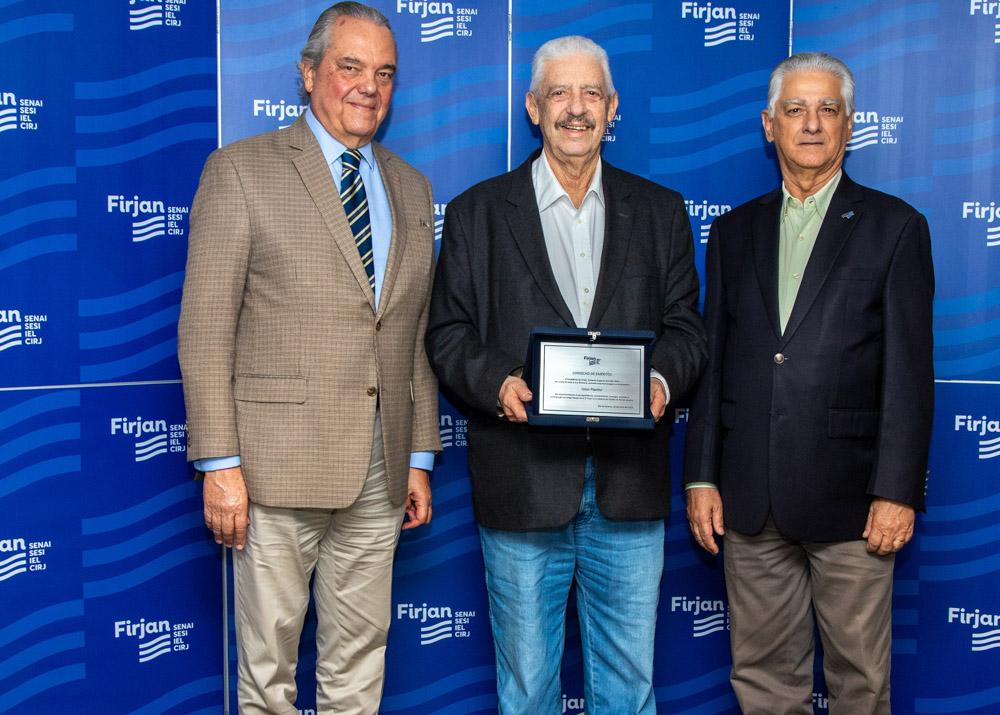 Isaac Platcha recebe homenagem de Eduardo Eugenio e Luiz Césio Caetano no dia 10/07/2023. Créditos: Paula Johas/ Acervo Firjan