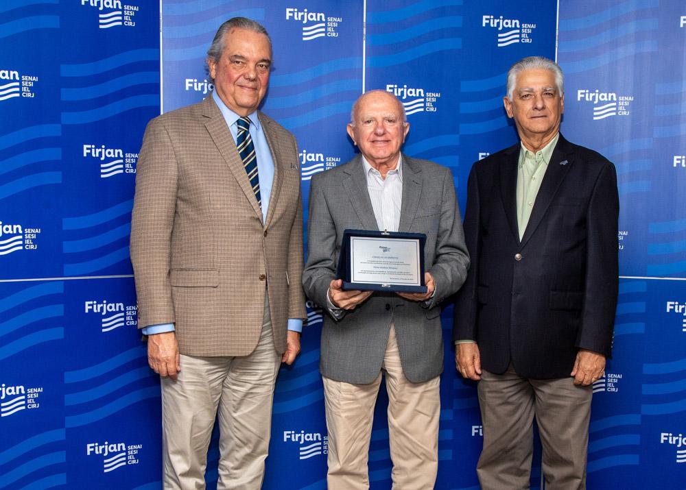 Victor Misquey recebe homenagem de Eduardo Eugenio e Luiz Césio Caetano no dia 10/07/2023. Créditos: Paula Johas/ Acervo Firjan