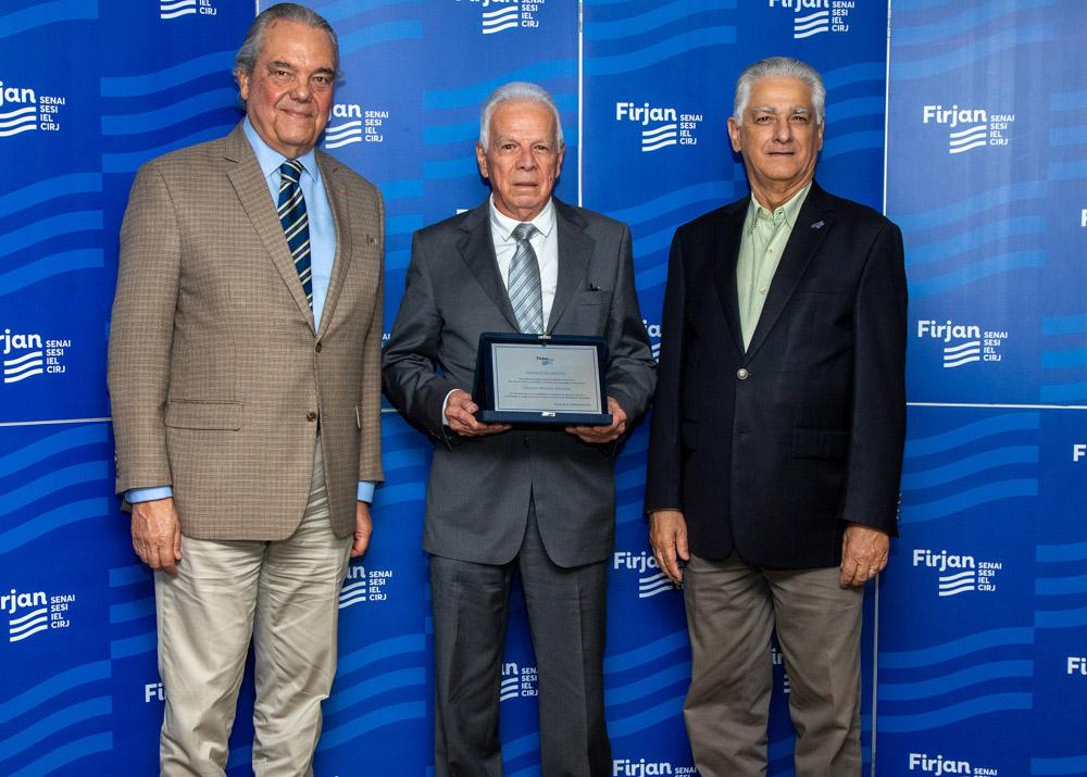 Francisco Mancebo Agostinho recebe homenagem de Eduardo Eugenio e Luiz Césio Caetano no dia 10/07/2023. Créditos: Paula Johas/ Acervo Firjan