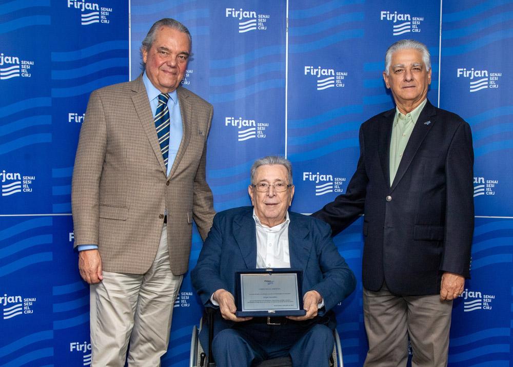 Sérgio Ramalho recebe homenagem de Eduardo Eugenio e Luiz Césio Caetano no dia 10/07/2023. Créditos: Paula Johas/ Acervo Firjan