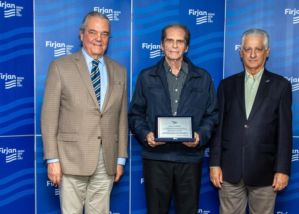Abrahão Roberto Kauffmann recebe homenagem de Eduardo Eugenio e Luiz Césio Caetano no dia 10/07/2023. Créditos: Paula Johas/ Acervo Firjan