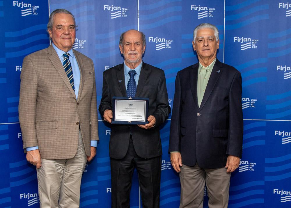 Tieres Rodrigues Filho recebe homenagem de Eduardo Eugenio e Luiz Césio Caetano no dia 10/07/2023. Créditos: Paula Johas/ Acervo Firjan