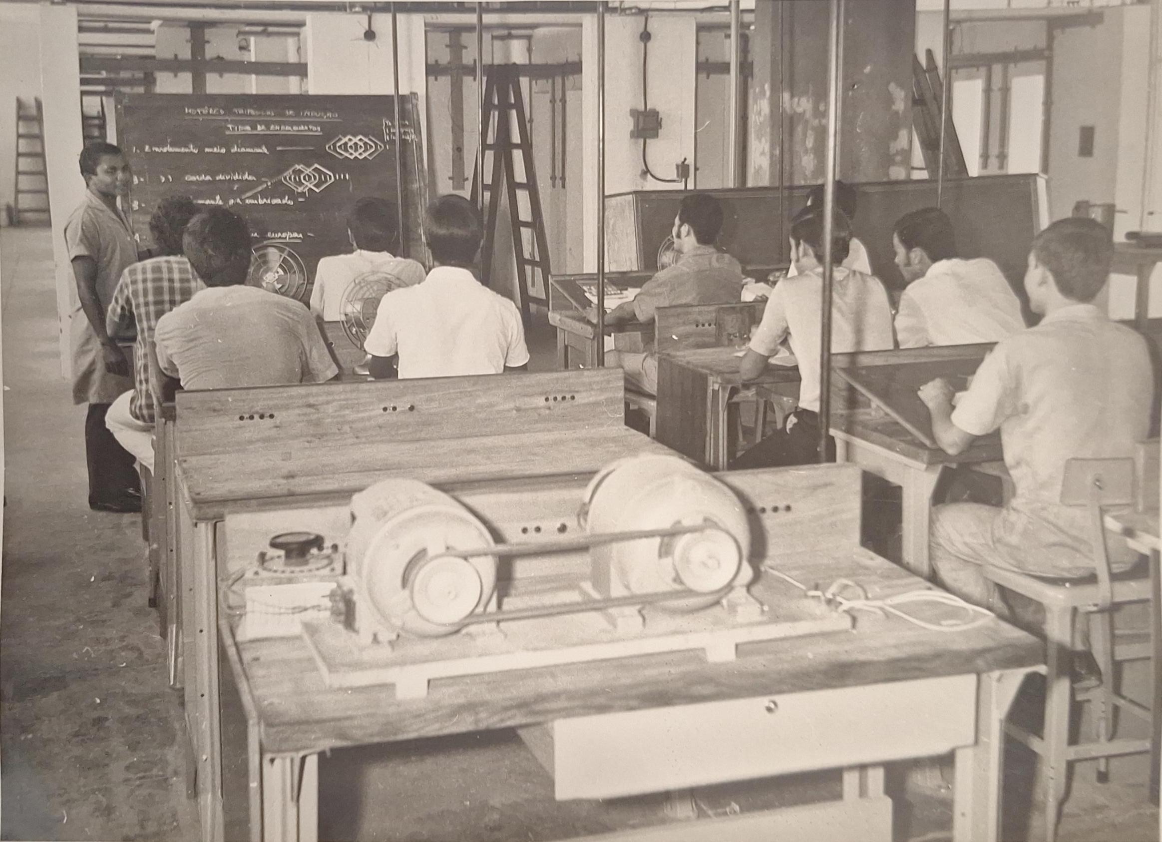 Alunos bolsistas bolivianos tendo aula de eletricista de manutenção. Crédito: Acervo Firjan