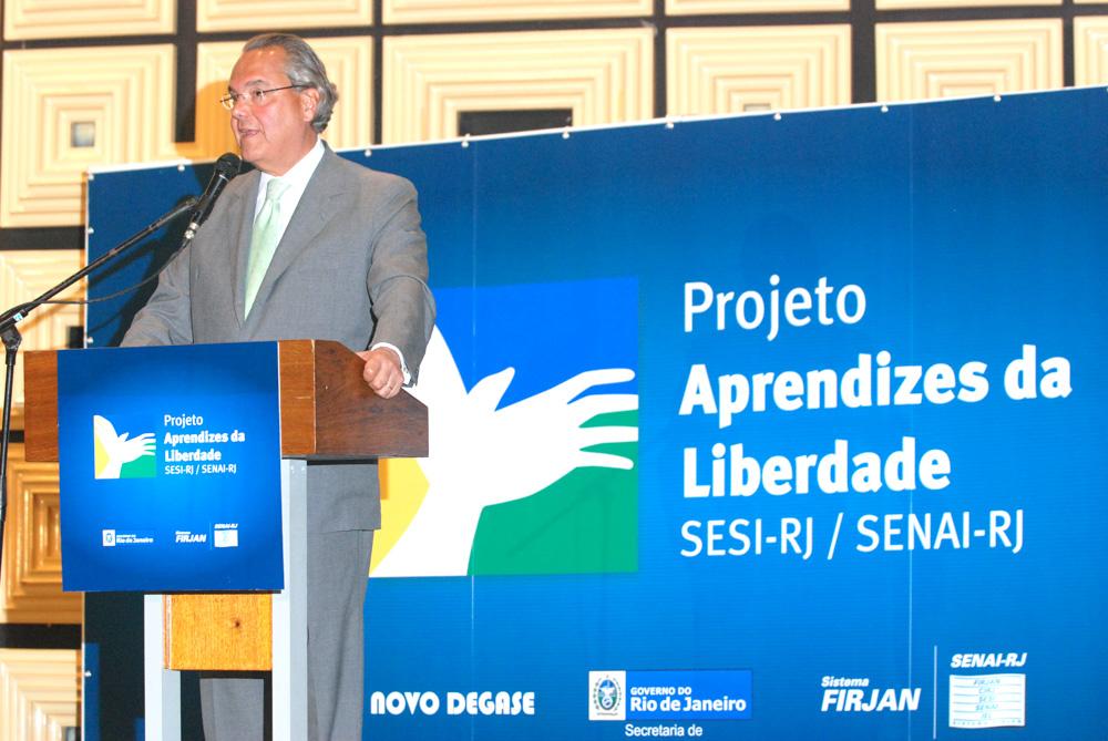 Eduardo Eugenio Gouvêa Vieira discursa durante a cerimônia de formatura do Projeto Aprendizes da Liberdade em 2008. Créditos: Acervo Firjan