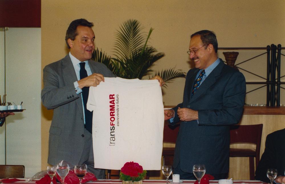 Eduardo Eugenio Gouvêa Vieira com representante da Onu, Walter Franco, em 2001. Créditos: Acervo Firjan