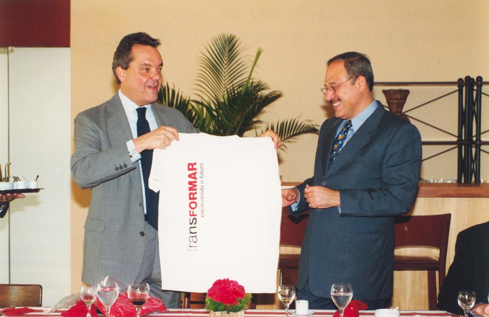 Eduardo Eugenio Gouvêa Vieira entrega camisa do Projeto Transformar a Walter Franco, representante da ONU no dia 29/07/2001. Créditos: Acervo Firjan 