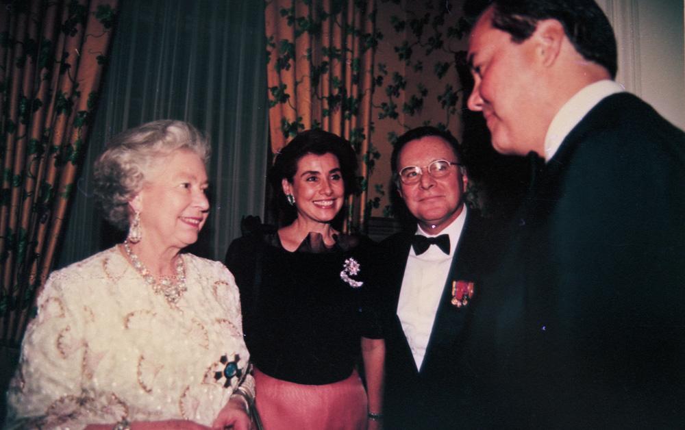 Eduardo Eugenio Gouvêa Vieira é recebido pela Rainha Elizabeth II em 1997. Crédito: Acervo Firjan