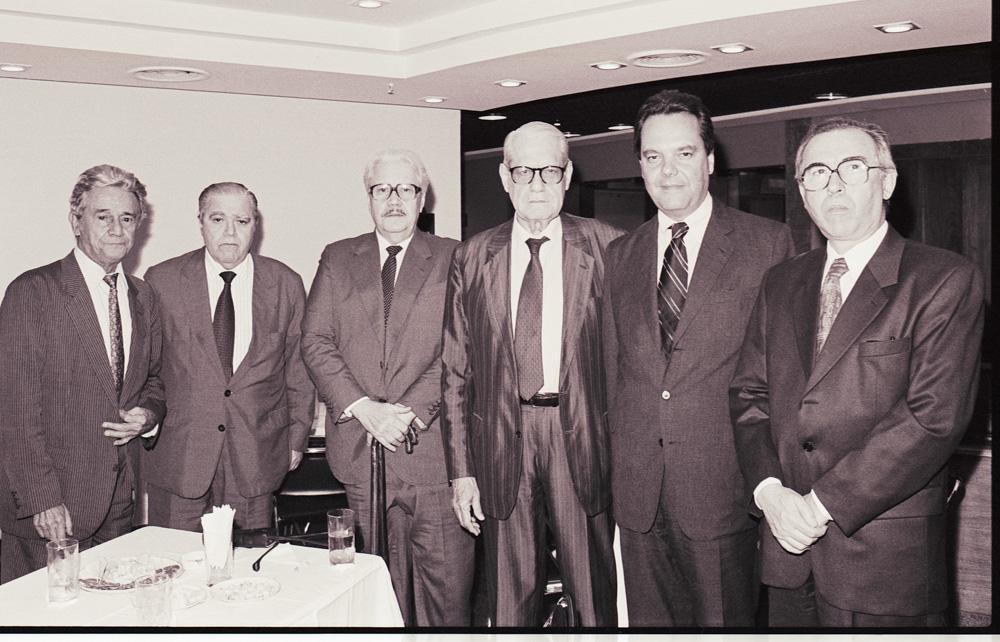 Arthur João Donato entre Manuel Leite e Eduardo Eugenio Gouvêa Vieira durante as eleições da presidência da Firjan em 1995. Crédito: Acervo Firjan