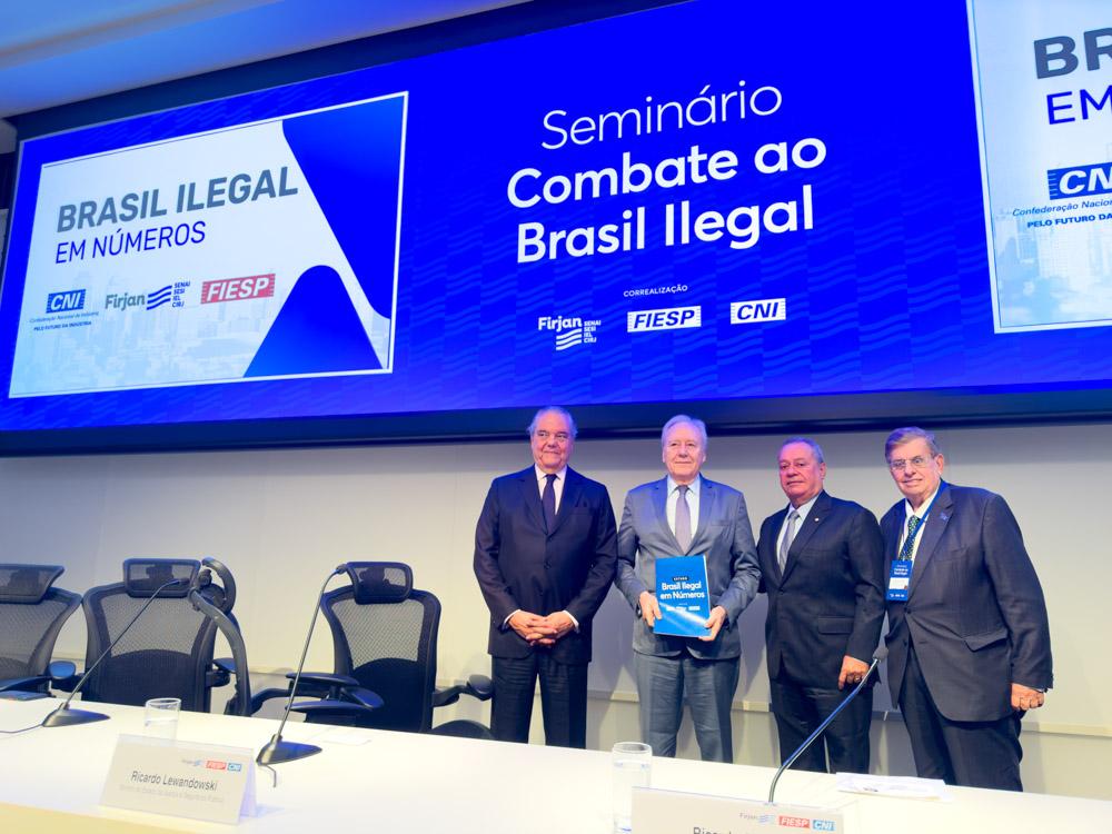 Eduardo Eugenio Gouvêa Vieira participa do Seminário "Combate ao Brasil Ilegal" em 2024. Crédito: Acervo Firjan