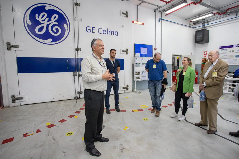 Célio Schwartz e empresários em visita a empresa de manutenção aeronáutica. Créditos: Paula Johas/ Acervo Firjan