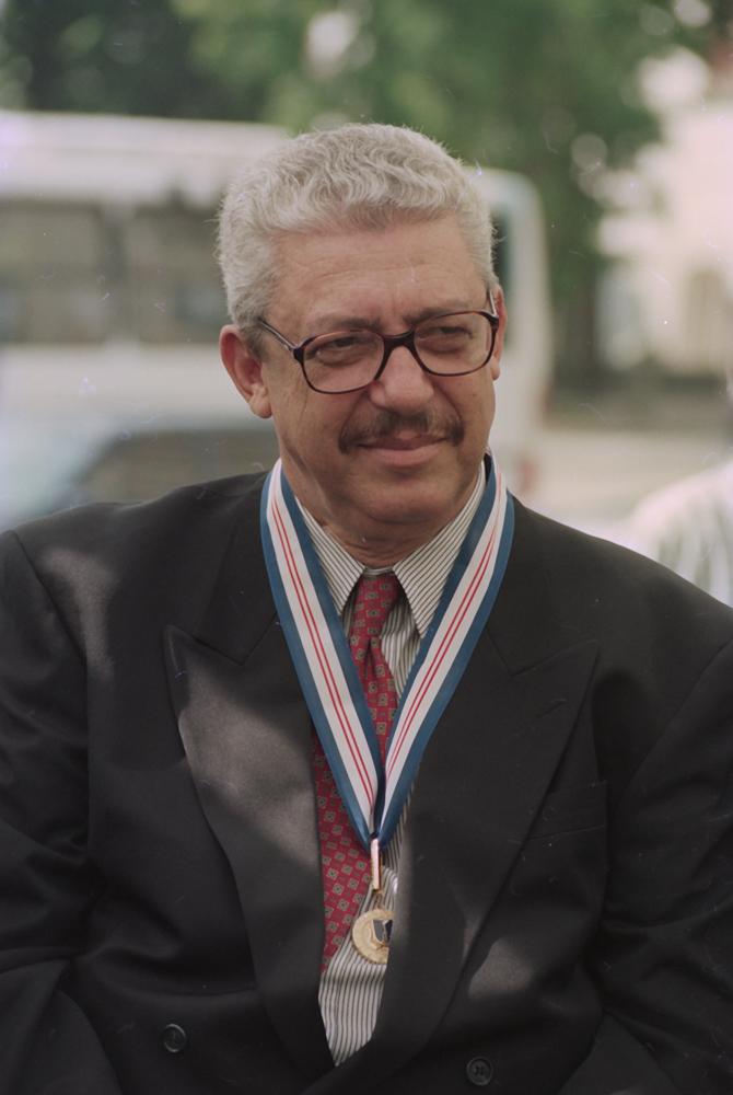 Isaac Platcha recebe a Medalha do Mérito Industrial em 1999. Créditos: Acervo Firjan