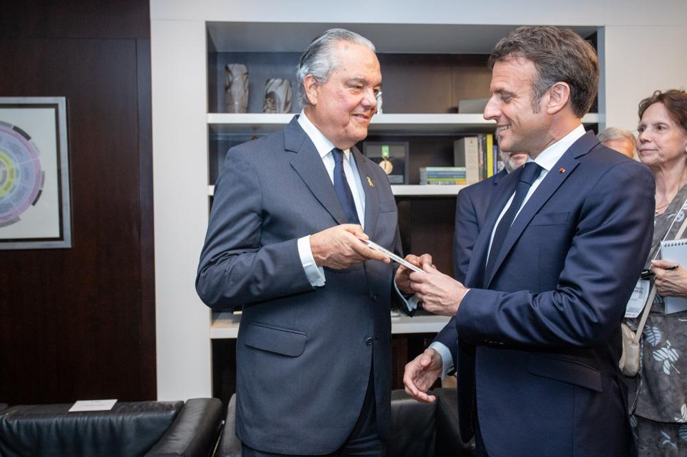 Eduardo Eugenio Gouvêa Vieira e Emmanuel Macron durante encontro com empresários na Casa Firjan, no dia 18/11/2024. Créditos: Acervo Firjan