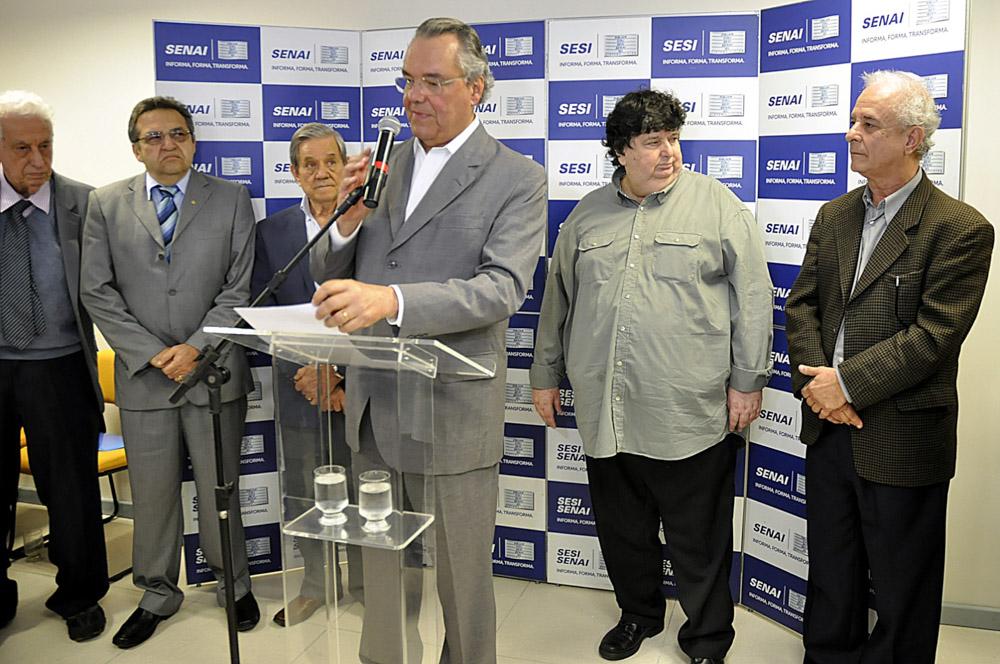 Eduardo Eugenio Gouvêa Vieira discursa na inauguração da Escola de Panificação Firjan SENAI em Volta Redonda, assistido por Sérgio Bousquet, Abílio Ferreira Marques e autoridades em 24 de julho de 2014.  Crédito: Acervo Firjan